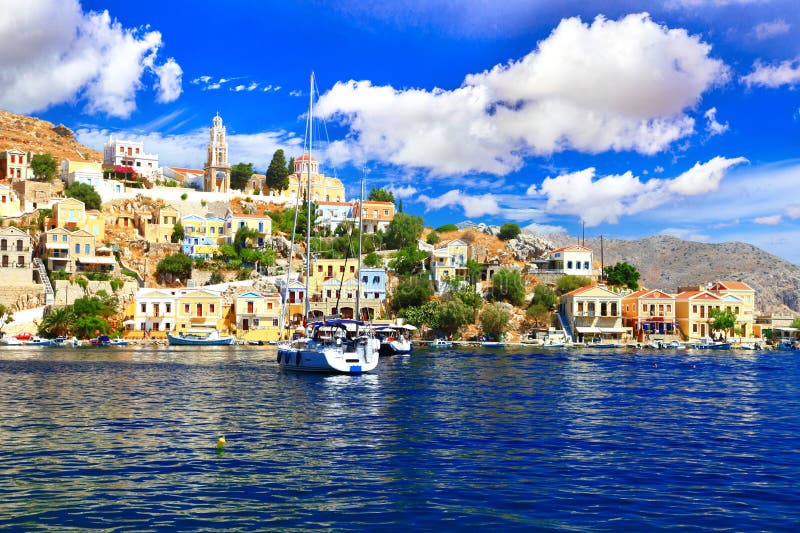 Παραδοσιακό πολύχρωμο ελληνικό νησί, όμορφο Χαλκί Χαλκί στο Δωδεκάνιο. Ελλάδα στοκ φωτογραφία
