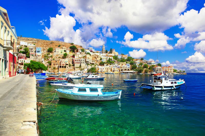 Παραδοσιακό πολύχρωμο ελληνικό νησί, όμορφο Χαλκί Χαλκί στο Δωδεκάνιο. Ελλάδα στοκ εικόνες