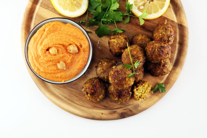 Παραδοσιακό σπιτικό hummus, falafel και chickpea που εξυπηρετούνται με τα καρυκεύματα στον πίνακα Εβραϊκή κουζίνα στοκ φωτογραφία με δικαίωμα ελεύθερης χρήσης Παραδοσιακό σπιτικό hummus, falafel και chickpea που εξυπηρετούνται με τα καρυκεύματα στον πίνακα Εβραϊκή κουζίνα στοκ φωτογραφία με δικαίωμα ελεύθερης χρήσης