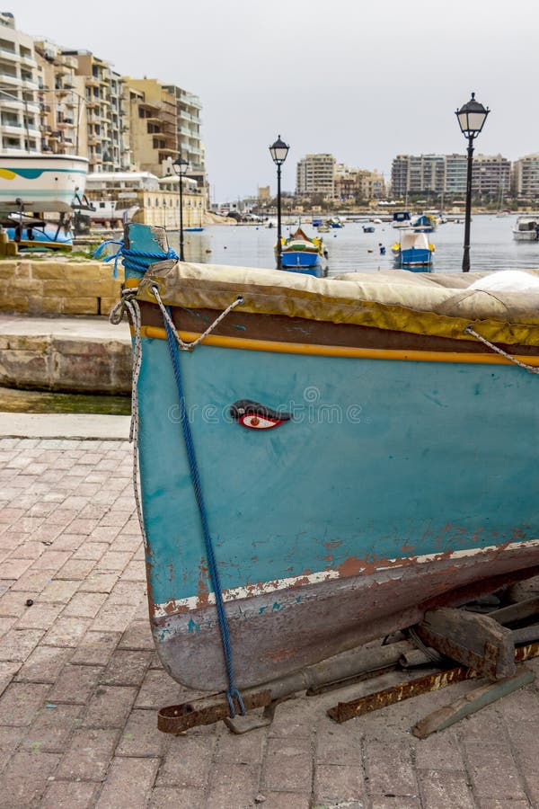 Παραδοσιακό της Μάλτα αλιευτικό σκάφος σε μια κεκλιμένη ράμπα βαρκών στον κόλπο Spinola, ST ιουλιανό ` s, Μάλτα στοκ εικόνες Παραδοσιακό της Μάλτα αλιευτικό σκάφος σε μια κεκλιμένη ράμπα βαρκών στον κόλπο Spinola, ST ιουλιανό ` s, Μάλτα στοκ εικόνες