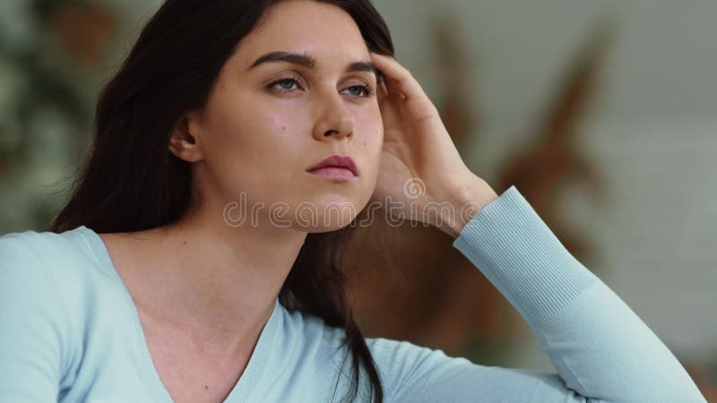 παρακολούθηση φωτογραφία της νεαρής καταθλιπτικής γυναίκας που κάθεται μόνη στο σπίτι και κοιτάζει μακριά και σκέφτεται απόθεμα βίντεο