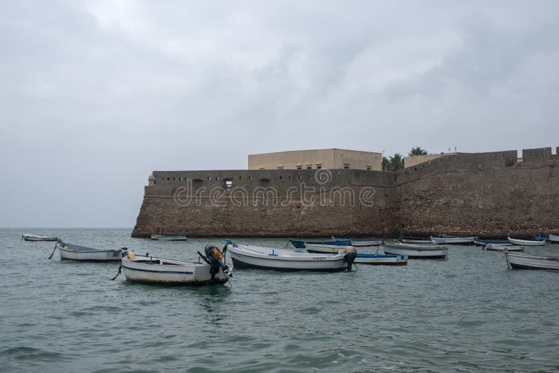 Παραλία Caleta μια όμορφη νεφελώδη ημέρα, Καντίζ στοκ εικόνες Παραλία Caleta μια όμορφη νεφελώδη ημέρα, Καντίζ στοκ εικόνες