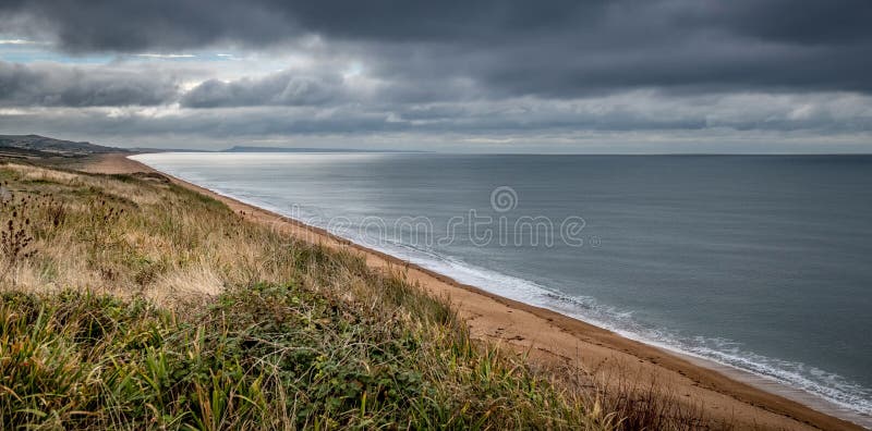 Παραλία Chesil στο Dorset που κοιτάζει προς το Πόρτλαντ στοκ εικόνα με δικαίωμα ελεύθερης χρήσης