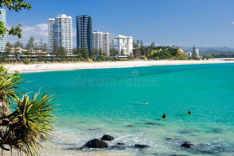 Παραλία Coolangatta μια σαφή ημέρα που κοιτάζει προς την παραλία Kirra στο Gold Coast στοκ φωτογραφία με δικαίωμα ελεύθερης χρήσης