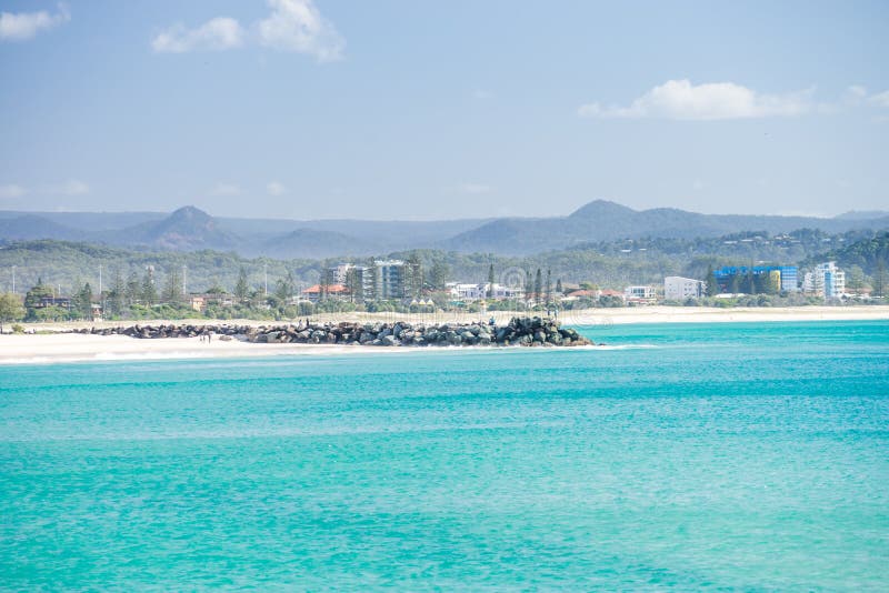 Παραλία Coolangatta μια σαφή ημέρα που κοιτάζει προς την παραλία Kirra στο Gold Coast στοκ εικόνα