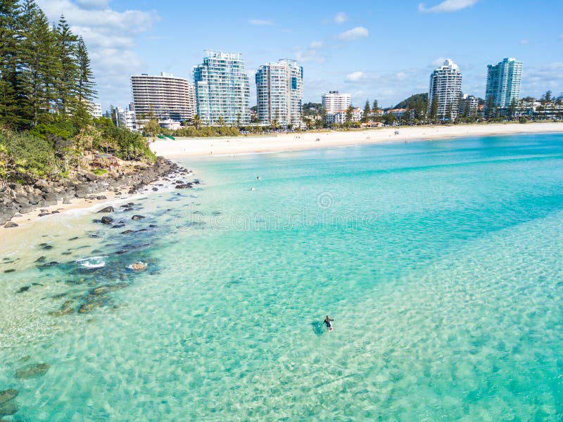Παραλία Coolangatta μια σαφή ημέρα που κοιτάζει προς την παραλία Kirra στο Gold Coast στοκ εικόνες