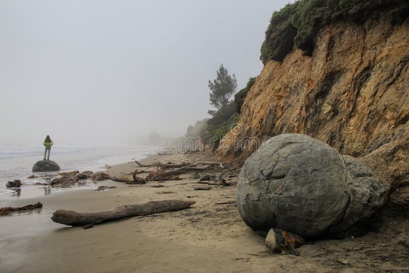 Παραλία Koekohe με τους λίθους Moeraki, Otago, νότιο νησί, Νέα Ζηλανδία στοκ εικόνες Παραλία Koekohe με τους λίθους Moeraki, Otago, νότιο νησί, Νέα Ζηλανδία στοκ εικόνες