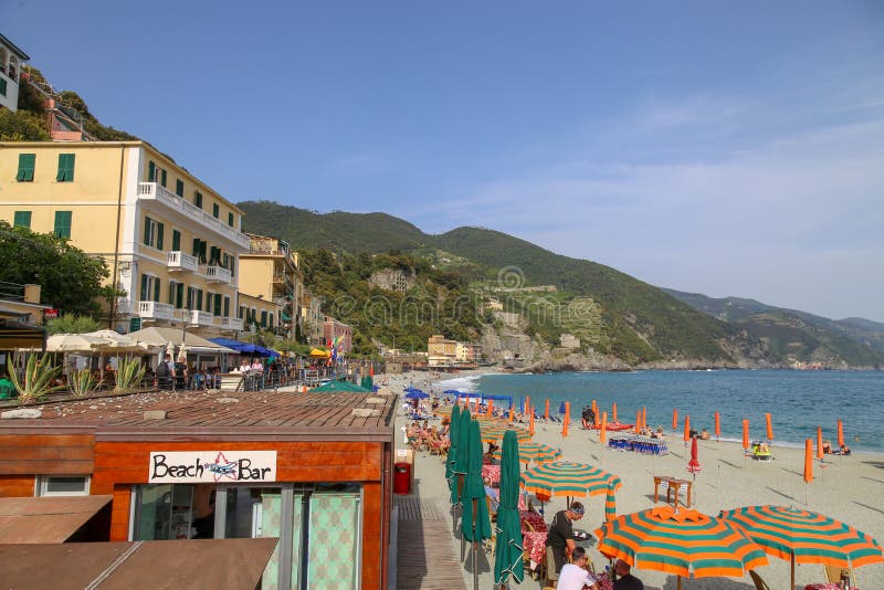 Παραλία Monterosso, με τις ομπρέλες θαλάσσης και τη Μεσόγειο στοκ εικόνα Παραλία Monterosso, με τις ομπρέλες θαλάσσης και τη Μεσόγειο στοκ εικόνα