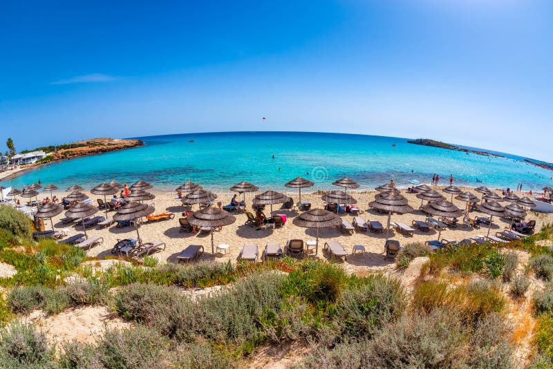 Παραλία Nissi Unrecognizable άνθρωποι μια καυτή θερινή ημέρα, NAP Ayia στοκ εικόνες