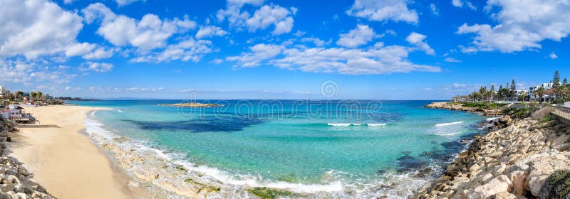 Παραλία Protaras που κοιτάζει προς το πανόραμα famagusta στοκ φωτογραφία