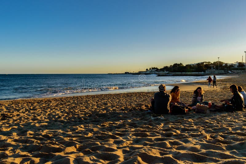 Παραλία Santo Amaro de Oeiras - 10 Μαρτίου 2019 - ομάδα φίλων για να ζήσει μαζί προς το τέλος της συνεδρίασης απογεύματος στην άμ στοκ εικόνες με δικαίωμα ελεύθερης χρήσης Παραλία Santo Amaro de Oeiras - 10 Μαρτίου 2019 - ομάδα φίλων για να ζήσει μαζί προς το τέλος της συνεδρίασης απογεύματος στην άμ στοκ εικόνες με δικαίωμα ελεύθερης χρήσης