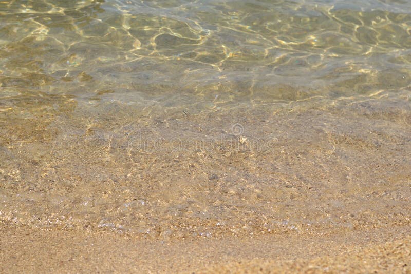Παραλία άμμου, ακτή και κρυστάλλινο σαφές νερό στη θάλασσα στοκ εικόνα με δικαίωμα ελεύθερης χρήσης Παραλία άμμου, ακτή και κρυστάλλινο σαφές νερό στη θάλασσα στοκ εικόνα με δικαίωμα ελεύθερης χρήσης