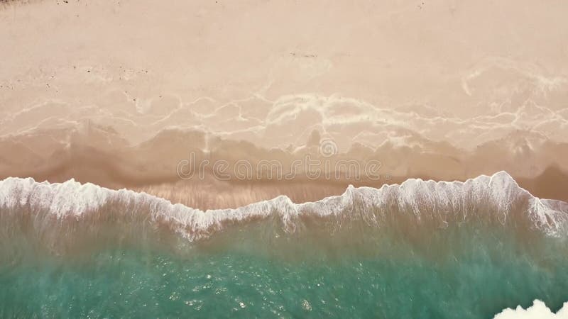 παραλία και κύματα από πάνω. τυρκουάζ φόντο νερού από την κορυφή. θερινή περίοδος από τον αέρα. κορυφαία προβολή από