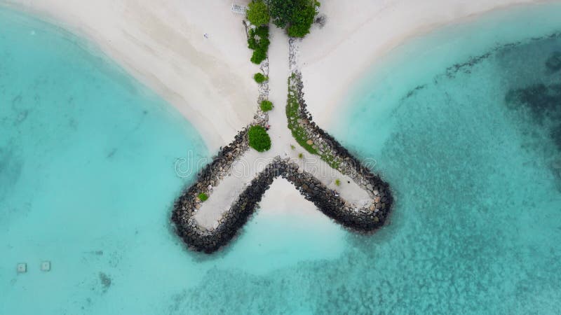 παραλία με πέτρες στο νησί μαλδίβων μααφούσι με καθαρό μπλε ωκεανό