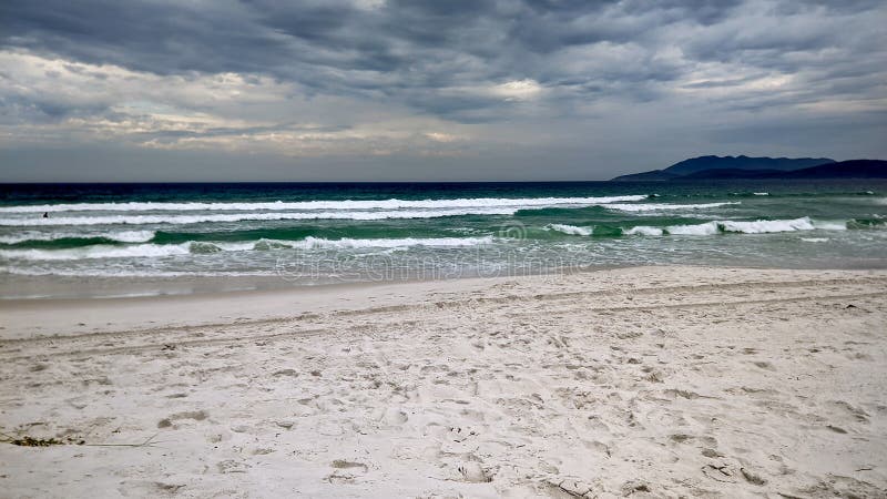 παραλία της praia das dunas με τους όμορφους θαλάσσιους λευκούς αμμώδεις θάμνους. στοκ εικόνα