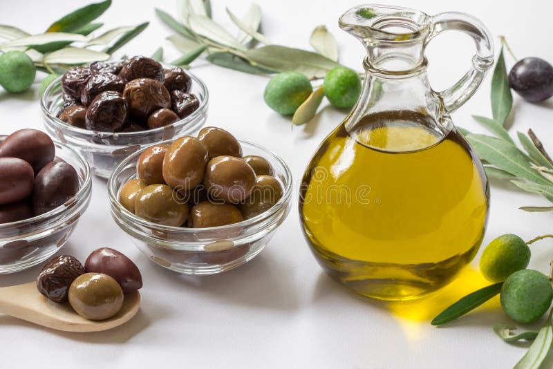 Παρθένες oli ελιών ασφαλίστρου και ποικιλία των ελιών στοκ εικόνες Παρθένες oli ελιών ασφαλίστρου και ποικιλία των ελιών στοκ εικόνες