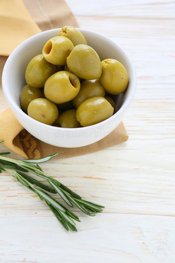 Παστωμένες πράσινες ελιές στο κεραμικό κύπελλο στοκ φωτογραφία με δικαίωμα ελεύθερης χρήσης Παστωμένες πράσινες ελιές στο κεραμικό κύπελλο στοκ φωτογραφία με δικαίωμα ελεύθερης χρήσης