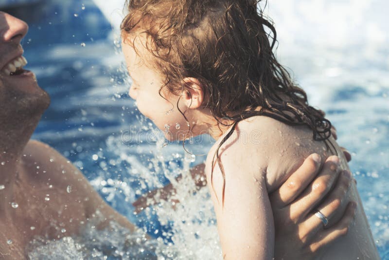Πατέρας και κόρη που έχουν τη διασκέδαση μαζί σε μια οικογενειακή πισίνα - έννοια διασκέδασης διακοπών θερινής οικογένειας - στιγ στοκ φωτογραφίες Πατέρας και κόρη που έχουν τη διασκέδαση μαζί σε μια οικογενειακή πισίνα - έννοια διασκέδασης διακοπών θερινής οικογένειας - στιγ στοκ φωτογραφίες