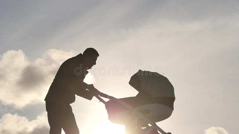 Πατέρας με την προσοχή μεταφορών μωρών της σκιαγραφίας παιδιών