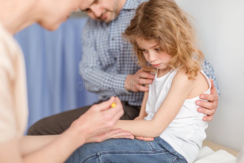 πατέρας με χαριτωμένο μικρό γιο κατά τη διάρκεια συνάντησης με παιδίατρο στοκ φωτογραφία