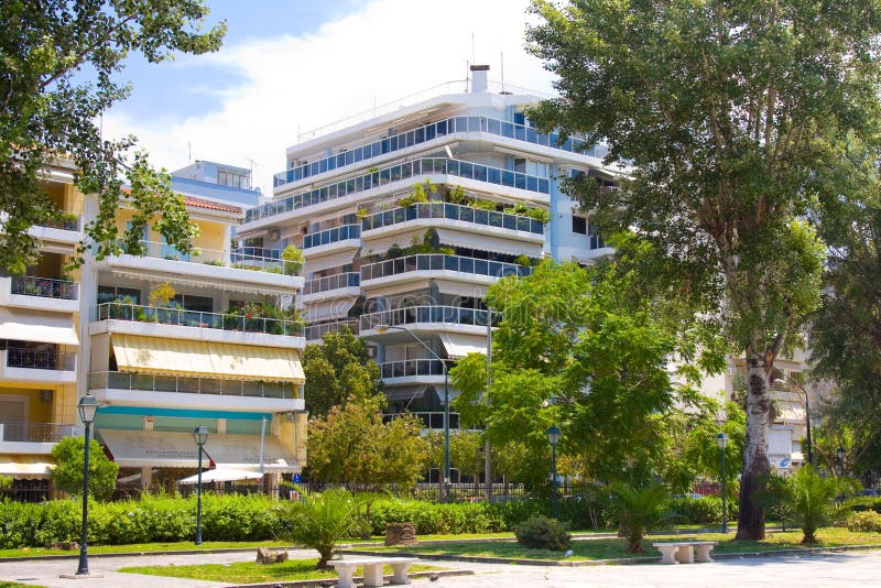 ΠΑΤΡΑ, ΕΛΛΑΔΑ - 15 ΙΟΥΝΊΟΥ 2014: Οδός στο κέντρο Πάτρας, Ελλάδα Το τρίτο - μεγαλύτερο στην Ελλάδα (170 χιλιάδες μέσα στοκ εικόνες ΠΑΤΡΑ, ΕΛΛΑΔΑ - 15 ΙΟΥΝΊΟΥ 2014: Οδός στο κέντρο Πάτρας, Ελλάδα Το τρίτο - μεγαλύτερο στην Ελλάδα (170 χιλιάδες μέσα στοκ εικόνες