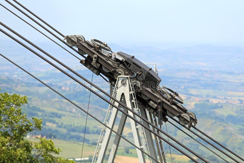 Παχιές καλώδια και τροχαλίες χάλυβα για cableway στοκ εικόνες Παχιές καλώδια και τροχαλίες χάλυβα για cableway στοκ εικόνες