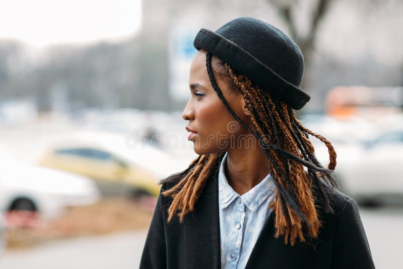 Πεζός μόδας african american girl young στοκ εικόνα Πεζός μόδας african american girl young στοκ εικόνα