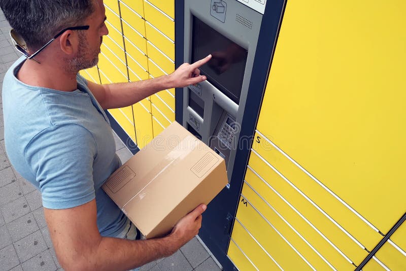 Πελάτης ατόμων που χρησιμοποιεί την αυτοματοποιημένο μετα τελικό μηχανή ή το ντουλάπι αυτοεξυπηρετήσεων για να καταθέσει το δέμα στοκ φωτογραφία Πελάτης ατόμων που χρησιμοποιεί την αυτοματοποιημένο μετα τελικό μηχανή ή το ντουλάπι αυτοεξυπηρετήσεων για να καταθέσει το δέμα στοκ φωτογραφία