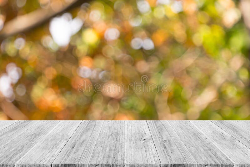 Περίληψη bokeh της φύσης με το άσπρο ξύλινο πεζούλι στοκ εικόνες