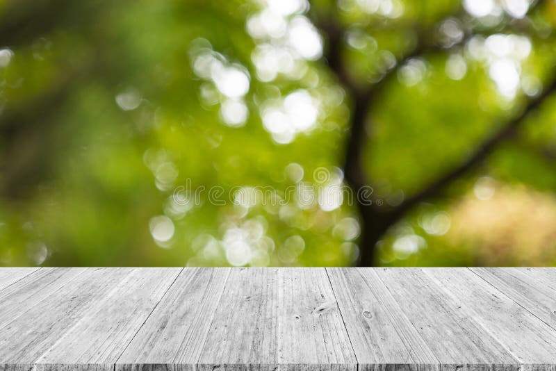 Περίληψη bokeh της φύσης με το άσπρο ξύλινο πεζούλι στοκ φωτογραφίες