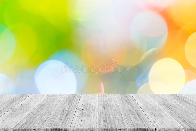 Περίληψη bokeh του φωτός με το άσπρο ξύλινο πεζούλι στοκ φωτογραφίες
