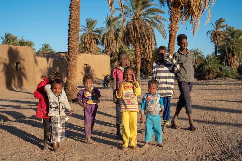 Περίεργα παιδιά Nubian που θέτουν για μια εικόνα σε Abri, Σουδάν - το Δεκέμβριο του 2018 στοκ φωτογραφία με δικαίωμα ελεύθερης χρήσης Περίεργα παιδιά Nubian που θέτουν για μια εικόνα σε Abri, Σουδάν - το Δεκέμβριο του 2018 στοκ φωτογραφία με δικαίωμα ελεύθερης χρήσης