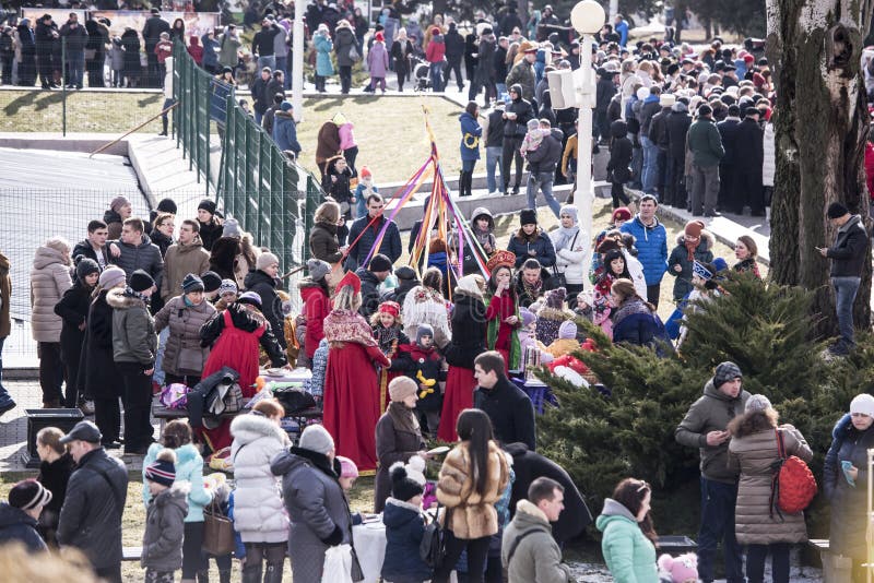 Περίπατος ενηλίκων και παιδιών Maslenitsa- στο πάρκο σε Shrovetide στοκ εικόνες Περίπατος ενηλίκων και παιδιών Maslenitsa- στο πάρκο σε Shrovetide στοκ εικόνες