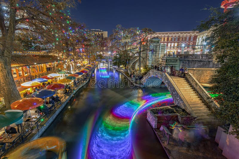 Περίπατος ποταμών του San Antonio με τα φω'τα Χριστουγέννων στο Τέξας ΗΠΑ στοκ φωτογραφία με δικαίωμα ελεύθερης χρήσης Περίπατος ποταμών του San Antonio με τα φω'τα Χριστουγέννων στο Τέξας ΗΠΑ στοκ φωτογραφία με δικαίωμα ελεύθερης χρήσης
