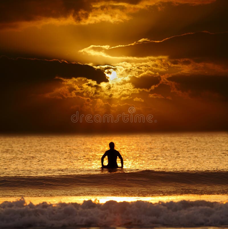 Περιμένοντας surfer ηλιοβασίλεμα στοκ εικόνα με δικαίωμα ελεύθερης χρήσης