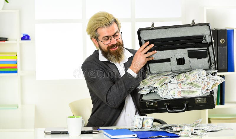 περιουσία. πλούτος. έννοια του βρώμικου χρήματος. ο άντρας έχει επιχειρηματική επιτυχία. επιτυχημένος επιχειρηματίας με υπόθεση. i στοκ εικόνες