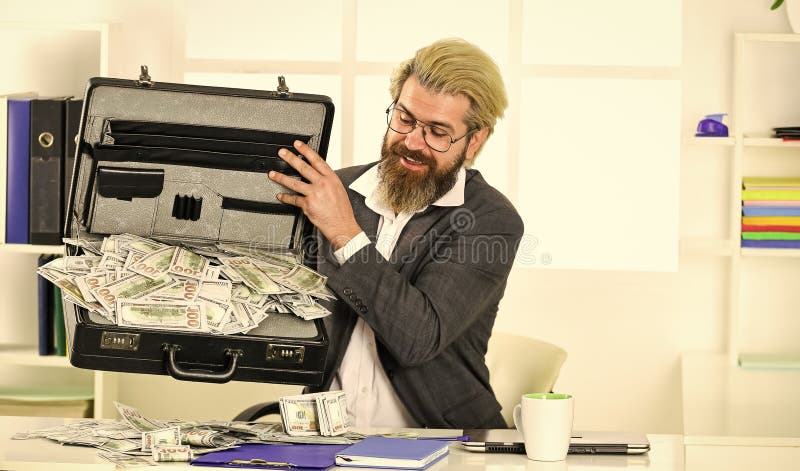 περιουσία. πλούτος. έννοια του βρώμικου χρήματος. ο άντρας έχει επιχειρηματική επιτυχία. επιτυχημένος επιχειρηματίας με υπόθεση. i στοκ φωτογραφία με δικαίωμα ελεύθερης χρήσης
