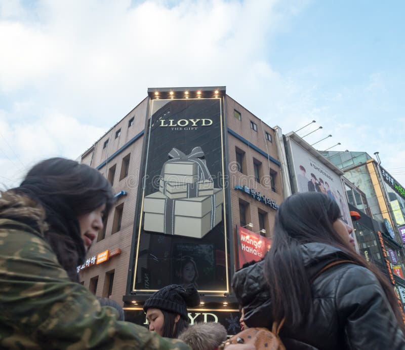 Περιοχή Myeongdong, διάσημη οδός αγορών, με τους ανθρώπους πλήθους στοκ εικόνα με δικαίωμα ελεύθερης χρήσης Περιοχή Myeongdong, διάσημη οδός αγορών, με τους ανθρώπους πλήθους στοκ εικόνα με δικαίωμα ελεύθερης χρήσης