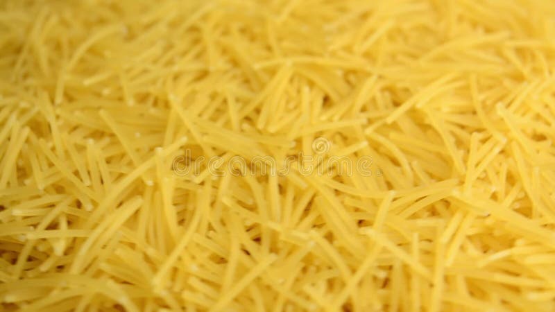 περιστροφή ακατέργαστου vermicelli. πλευρική προβολή. απόθεμα βίντεο