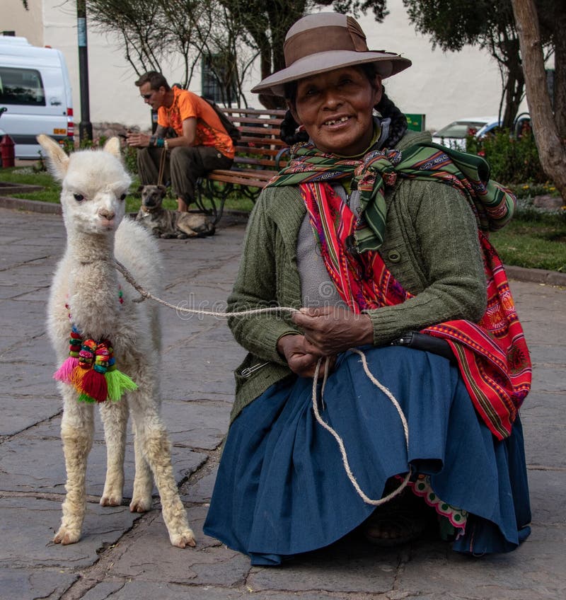 Περουβιανή γυναίκα σε Cusco με llama μωρών στοκ εικόνα με δικαίωμα ελεύθερης χρήσης Περουβιανή γυναίκα σε Cusco με llama μωρών στοκ εικόνα με δικαίωμα ελεύθερης χρήσης