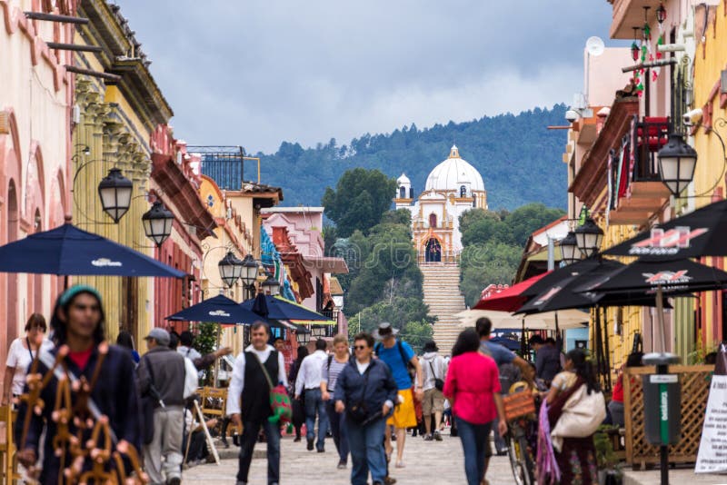 Περπατώντας οδός, SAN Cristobal de Las Casas, Μεξικό στοκ εικόνα με δικαίωμα ελεύθερης χρήσης Περπατώντας οδός, SAN Cristobal de Las Casas, Μεξικό στοκ εικόνα με δικαίωμα ελεύθερης χρήσης