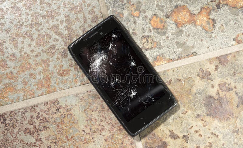Πεταγμένο Smartphone με τη ραγισμένη επίδειξη στοκ εικόνες με δικαίωμα ελεύθερης χρήσης Πεταγμένο Smartphone με τη ραγισμένη επίδειξη στοκ εικόνες με δικαίωμα ελεύθερης χρήσης