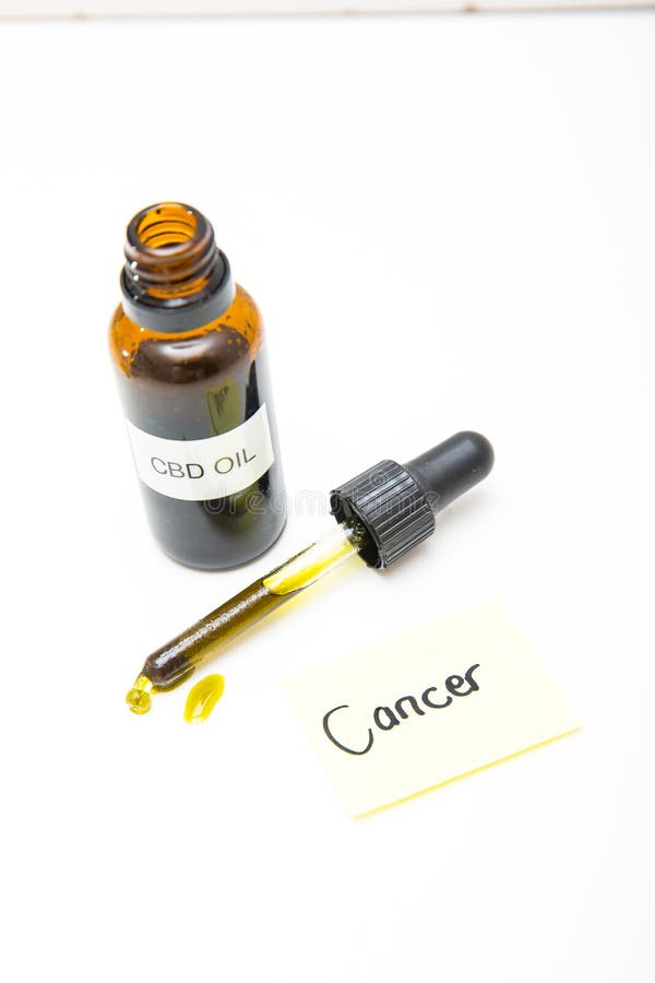 Πετρέλαιο cannabidiol CBD για να βελτιώσει την υγεία, κανένα THC, πετρέλαιο κάνναβης CBD σε ένα άσπρο υπόβαθρο στοκ φωτογραφία με δικαίωμα ελεύθερης χρήσης Πετρέλαιο cannabidiol CBD για να βελτιώσει την υγεία, κανένα THC, πετρέλαιο κάνναβης CBD σε ένα άσπρο υπόβαθρο στοκ φωτογραφία με δικαίωμα ελεύθερης χρήσης