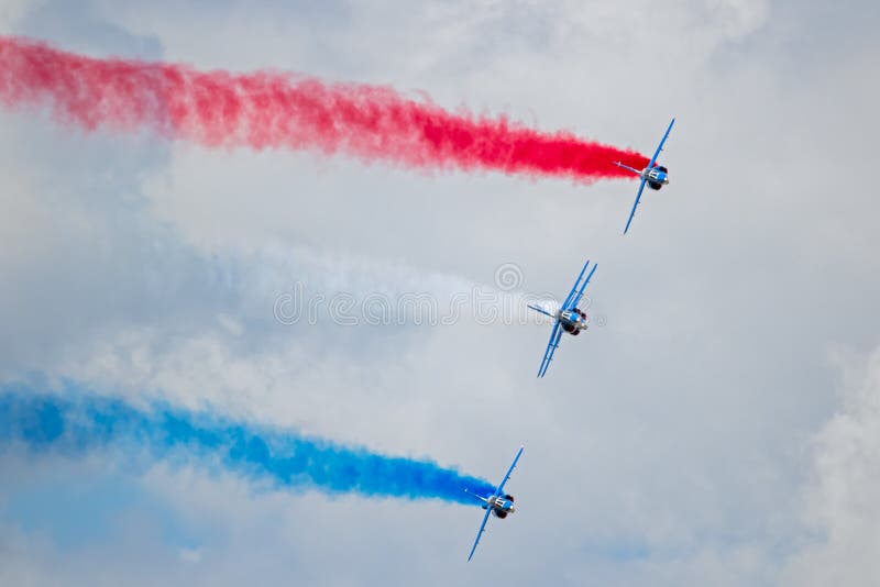 Πετώντας ομάδα επίδειξης Patrouille de Γαλλία στοκ εικόνα με δικαίωμα ελεύθερης χρήσης Πετώντας ομάδα επίδειξης Patrouille de Γαλλία στοκ εικόνα με δικαίωμα ελεύθερης χρήσης