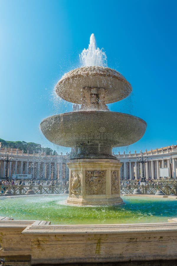 Πηγή Bernini στο τετράγωνο του ST Peter στο Βατικανό στοκ φωτογραφία Πηγή Bernini στο τετράγωνο του ST Peter στο Βατικανό στοκ φωτογραφία