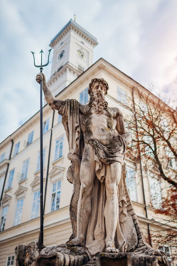 Πηγή Ποσειδώνα στο τετράγωνο αγοράς σε Lviv στο υπόβαθρο Δημαρχείων Τουρισμός στοκ εικόνα με δικαίωμα ελεύθερης χρήσης Πηγή Ποσειδώνα στο τετράγωνο αγοράς σε Lviv στο υπόβαθρο Δημαρχείων Τουρισμός στοκ εικόνα με δικαίωμα ελεύθερης χρήσης