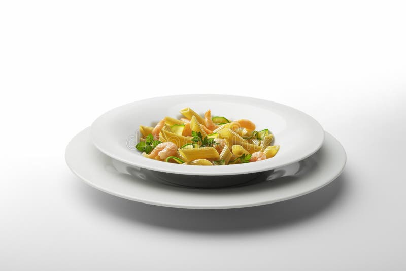 Πιάτο Penne ζυμαρικών με τις γαρίδες και τα λαχανικά στοκ εικόνες Πιάτο Penne ζυμαρικών με τις γαρίδες και τα λαχανικά στοκ εικόνες