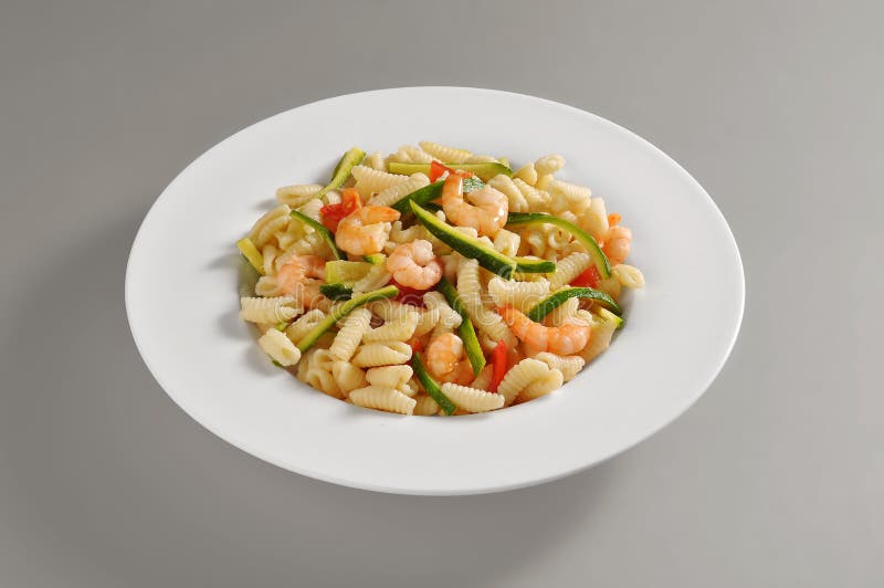 Πιάτο με μια μερίδα του σαρδηνιακού gnocchi με τις γαρίδες και zucch στοκ φωτογραφίες με δικαίωμα ελεύθερης χρήσης Πιάτο με μια μερίδα του σαρδηνιακού gnocchi με τις γαρίδες και zucch στοκ φωτογραφίες με δικαίωμα ελεύθερης χρήσης