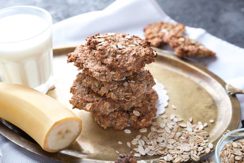 Πιάτο με τα εύγευστα oatmeal μπισκότα και μπανάνα στον πίνακα, κινηματογράφηση σε πρώτο πλάνο στοκ φωτογραφίες Πιάτο με τα εύγευστα oatmeal μπισκότα και μπανάνα στον πίνακα, κινηματογράφηση σε πρώτο πλάνο στοκ φωτογραφίες