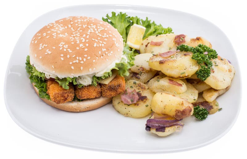 Πιάτο με τις τηγανισμένες πατάτες και Burger ψαριών στοκ φωτογραφίες